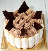 ④チョコレートのデコレーションケーキ（写真１６㎝）